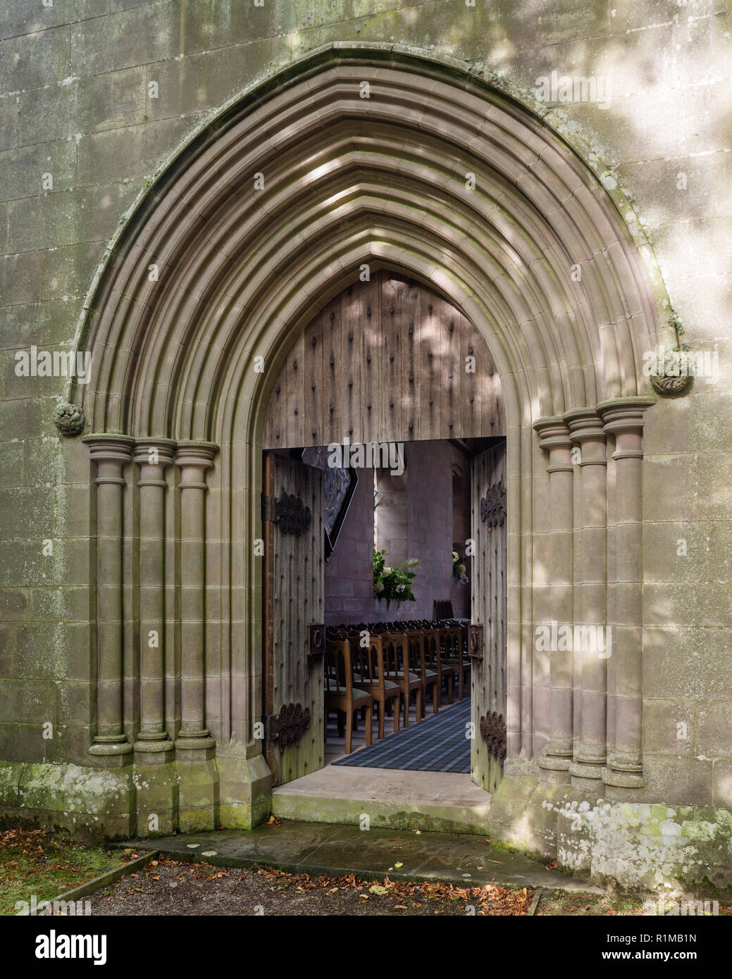 Portal der gotische Kirche Stockfoto