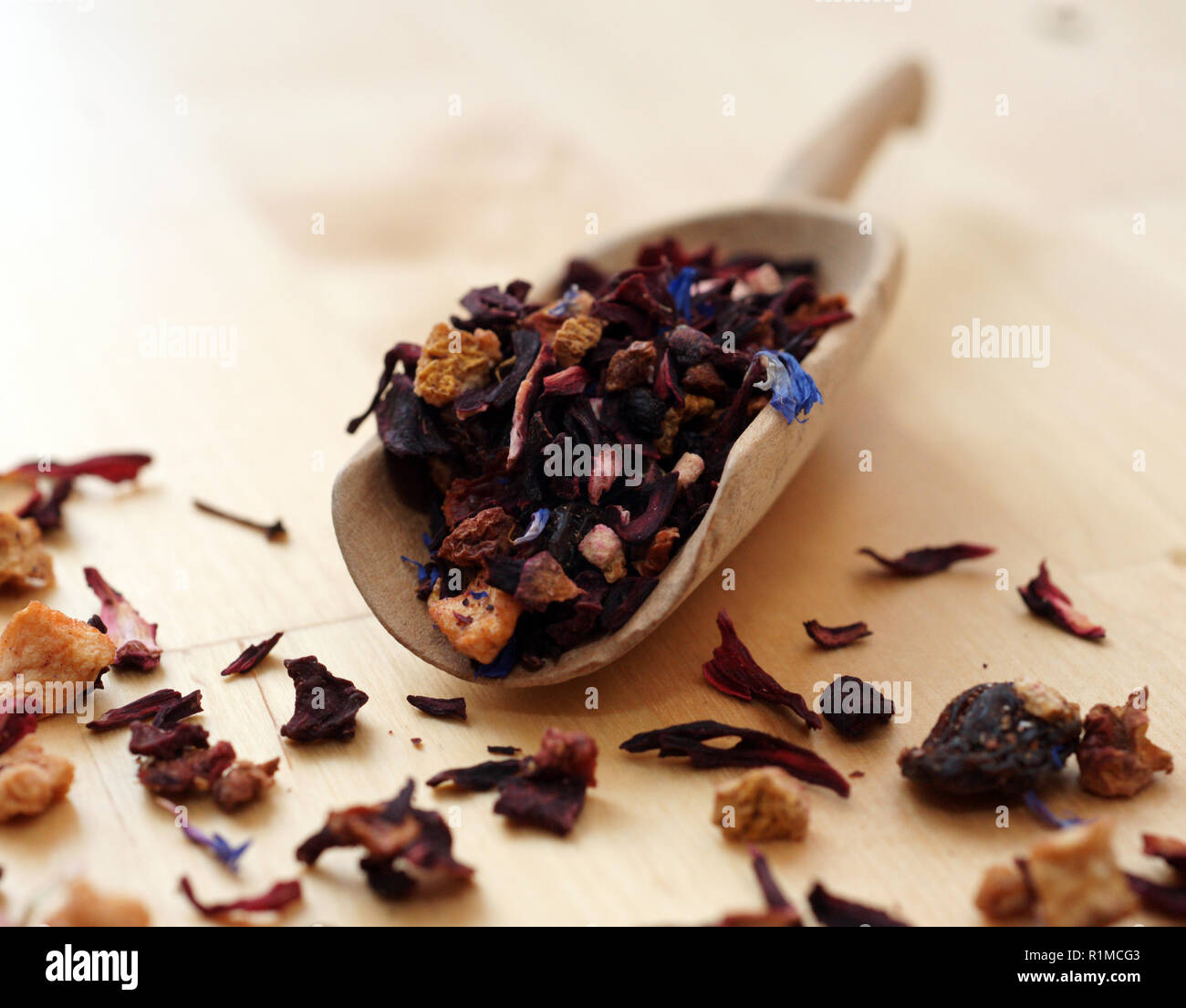 Getrocknete Früchte Tee in eine hölzerne Schaufel Stockfoto