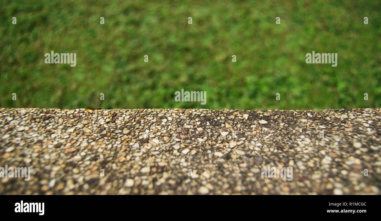 Wand aus Stein vor dem Hintergrund einer Gras Stockfoto