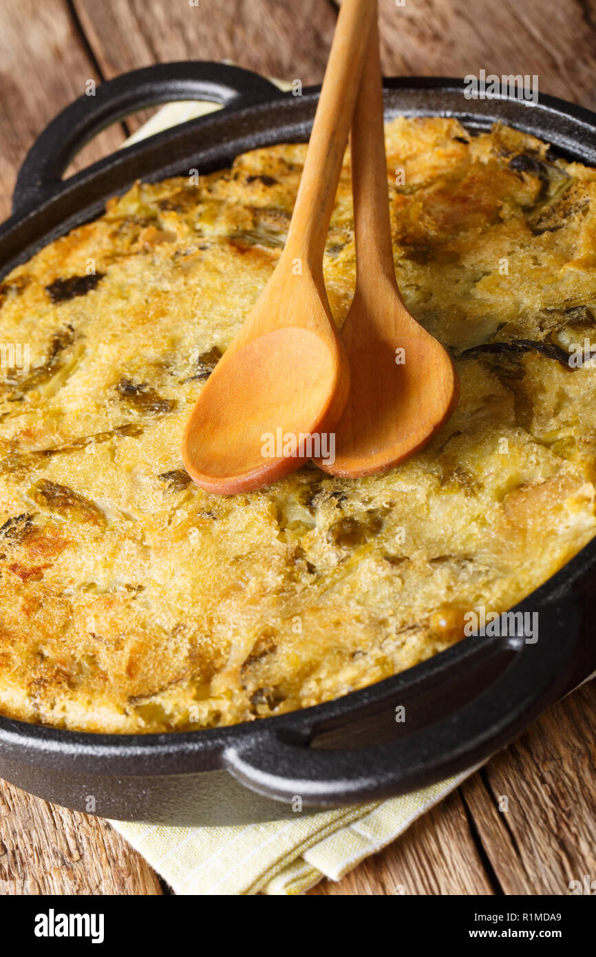 Beliebte britische Lebensmittel Bubble & Squeak aus Kartoffelpüree mit Rotkohl und Rosenkohl close-up in einer Pfanne. Vertikale Stockfoto