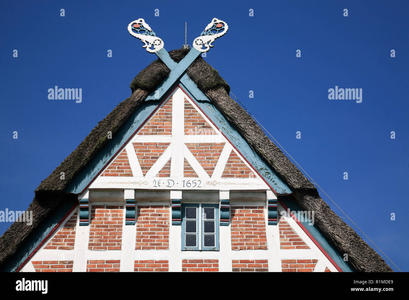Altes Bauernhaus an der Este - Deich, Jork-Koenigreich, Altes Land, Niedersachsen, Deutschland, Europa Stockfoto