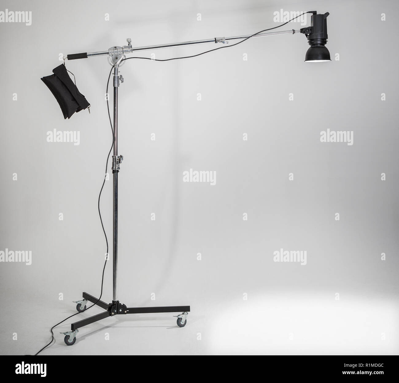 Studio Licht auf einem Schwenkarm und stehen im Studio. Stockfoto