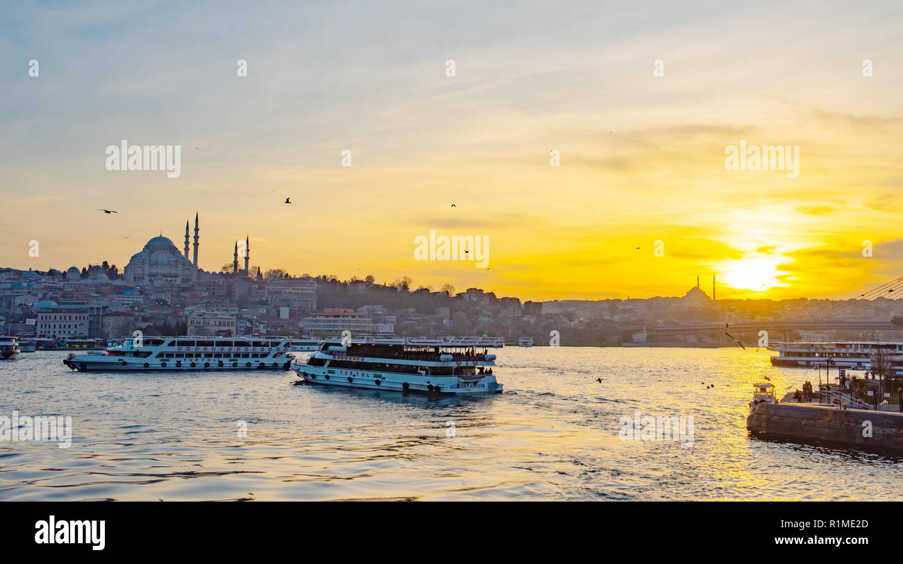 Touristenboot in Golden Horn Istanbul bei Sonnenuntergang, Türkei Stockfoto