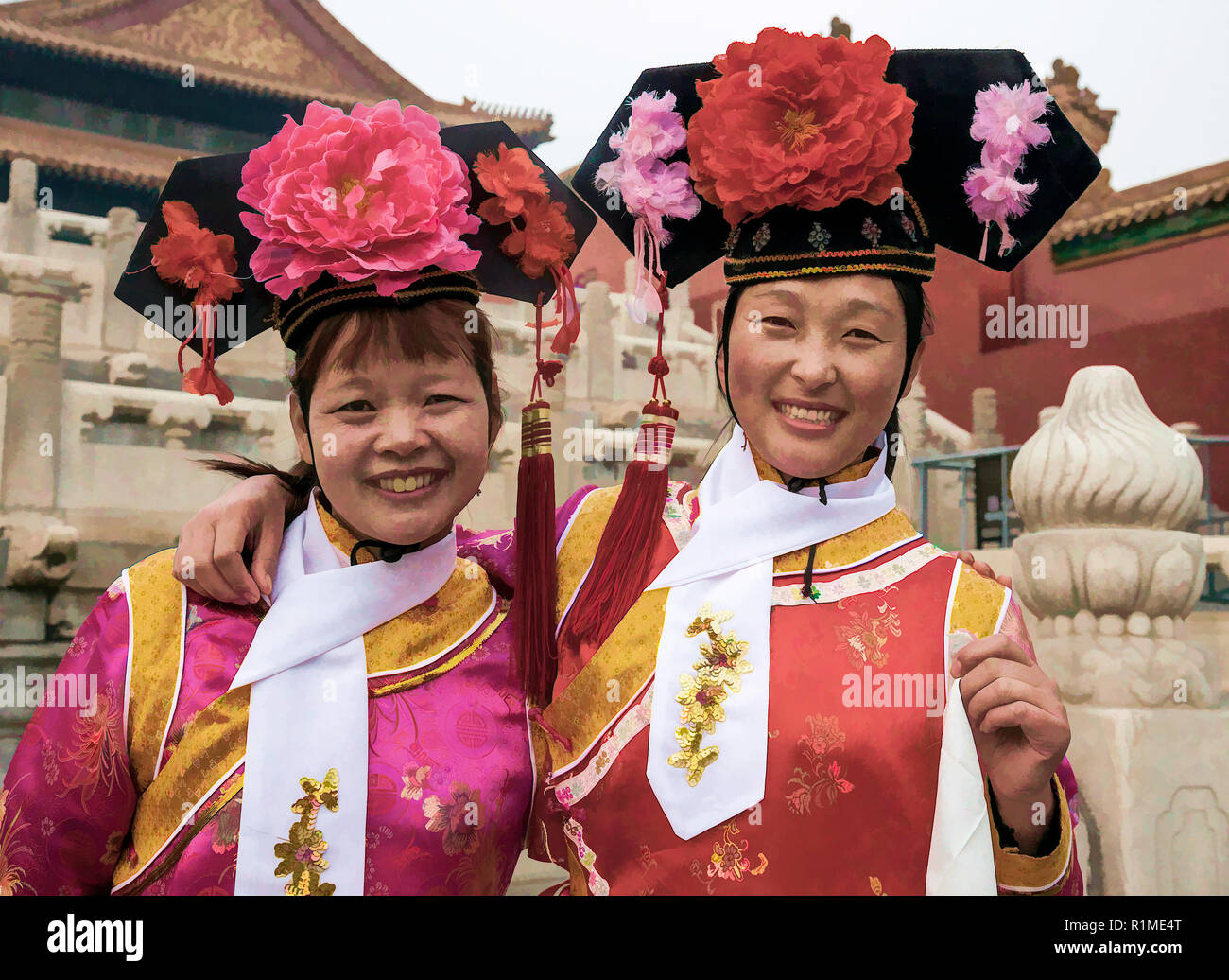 Junges Paar in der Traditionellen Chinesischen Kleid oder Mandschu Kostüm wie an der Verbotenen Stadt gesehen fotografiert; in der nineteeth Century Stockfoto