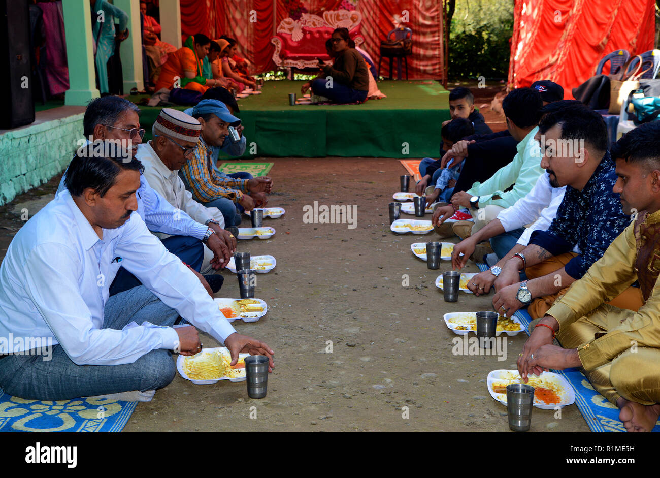 Indien Menschen zusammen Essen Stockfoto