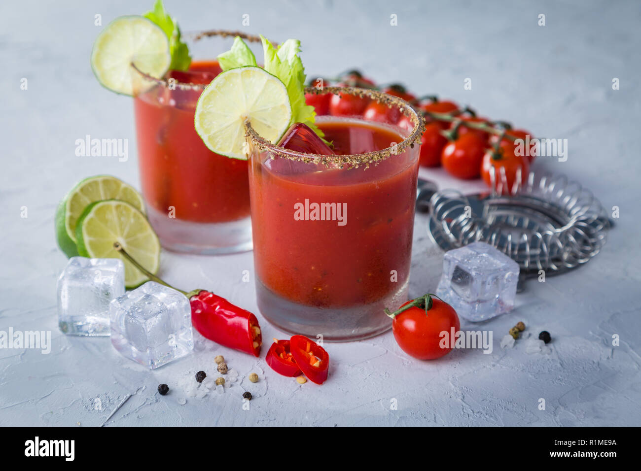 Bloody Mary Cocktails und Zutaten Stockfoto