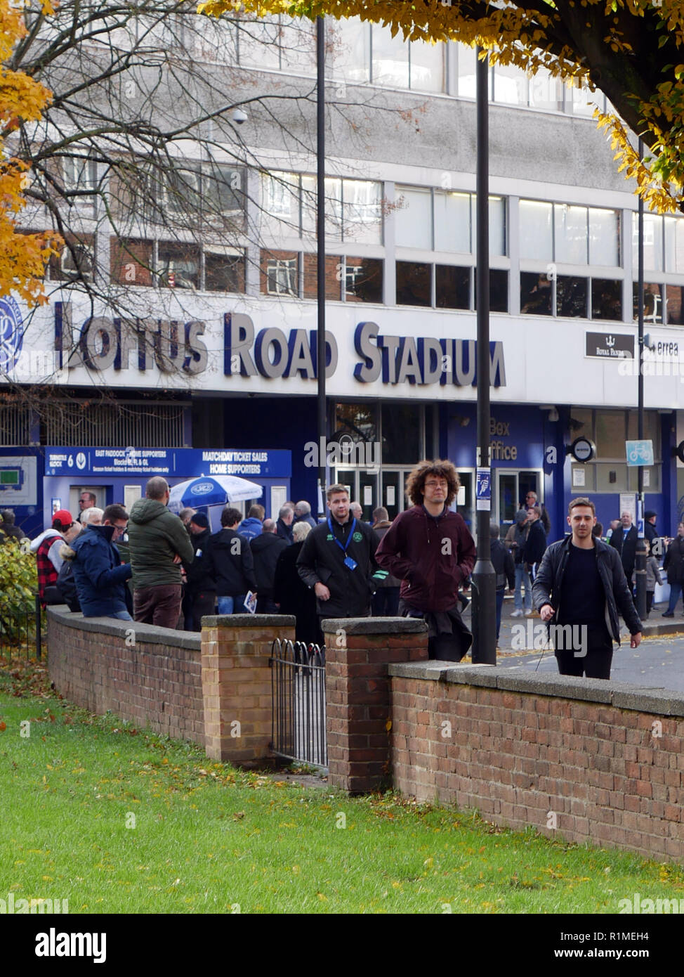 Menschenmassen fräsen Um Loftus Road Stadium vor Beginn der QPR und Brentford football Spiel Stockfoto