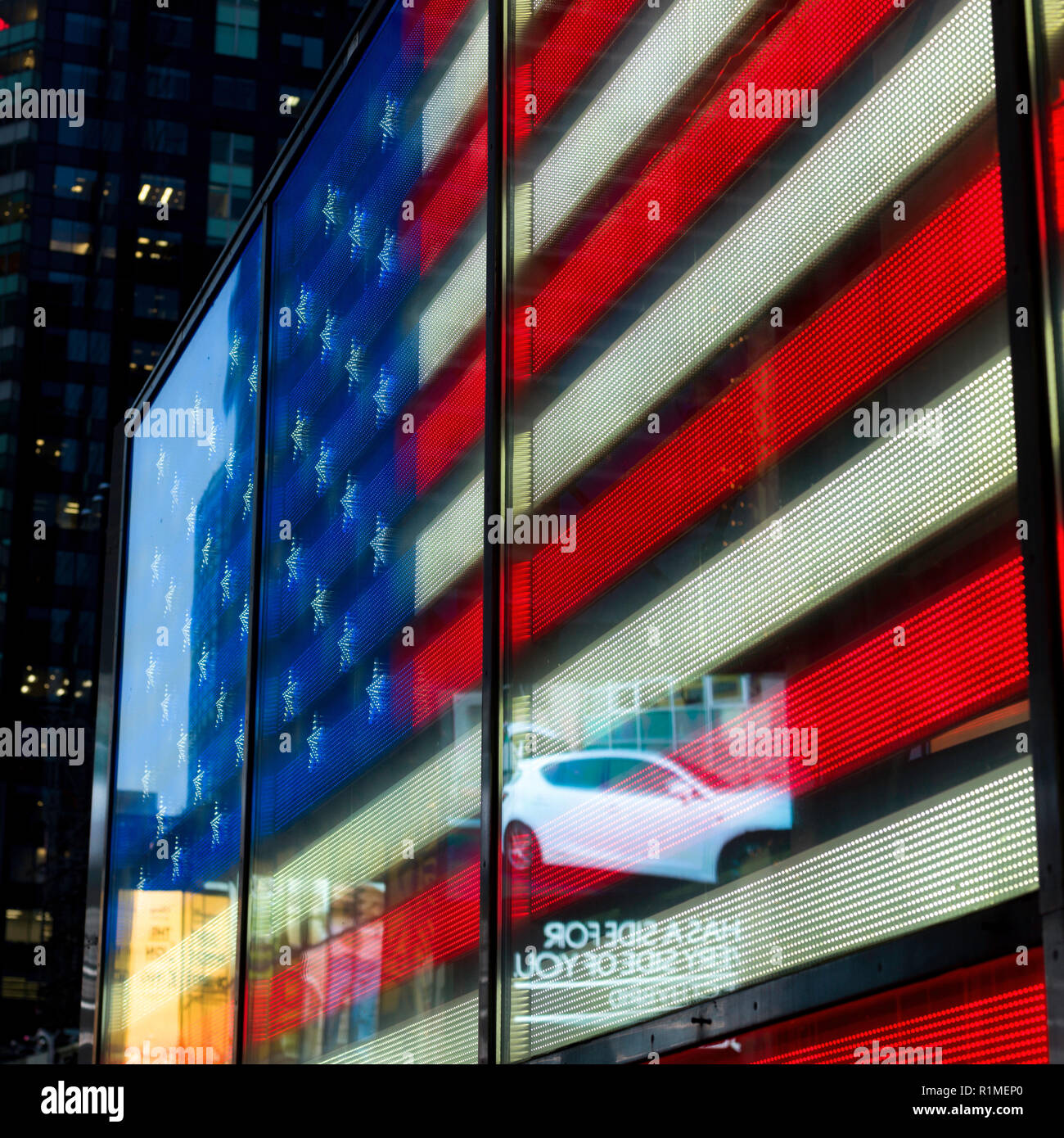 Amerikanische Flagge auf dem LED-Display, New York City, New York State, USA Stockfoto