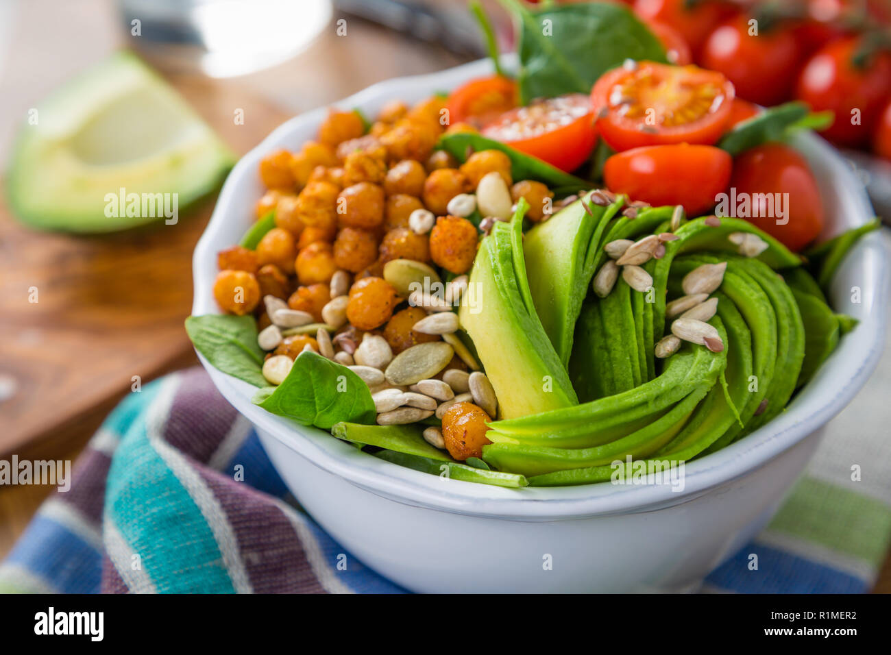 Vegetarische buddha Schüssel - ausgewogene Fleisch Huhn mit Spinat, Erbsen- und Avocado Stockfoto