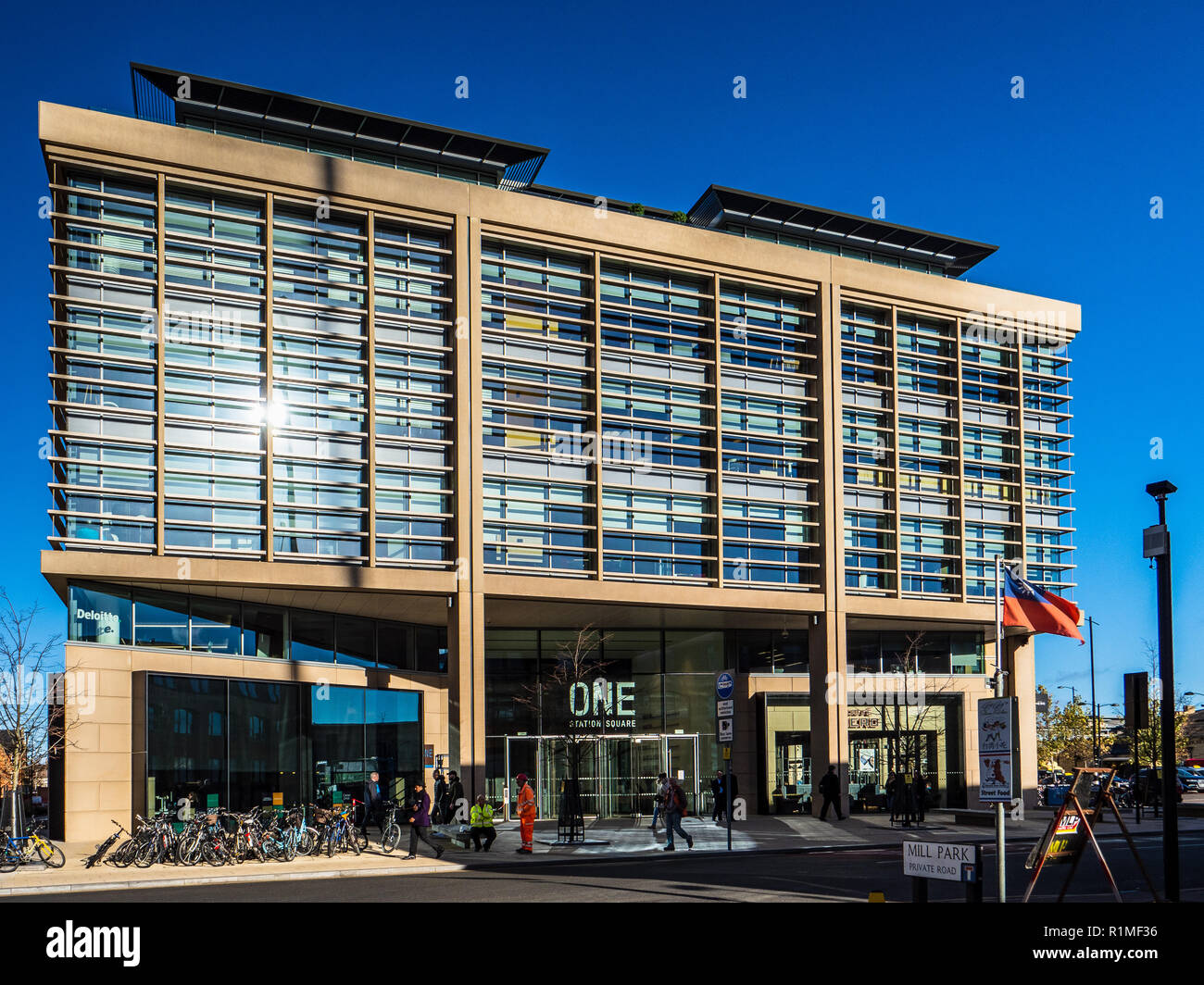Eine Station Square Cambridge - Büros und Einzelhandelsflächen - Gehäuse Amazon, Deloitte, Thales und Carter Jonas. Architekten Perkins+ Wird Stockfoto