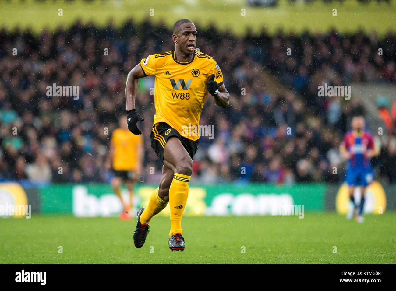 LONDON, ENGLAND - Oktober 06: Willy Boly von Wolverhampton in der Premier League Match zwischen Crystal Palace und Wolverhampton Wanderers am Selhurst Park am 6. Oktober 2018 in London, Vereinigtes Königreich. (Sebastian Frej/MB Medien) Stockfoto