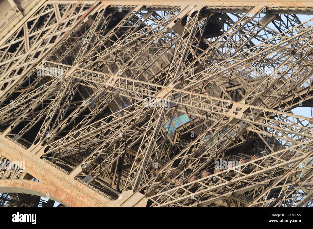 Eiffelturm von einem anderen Blickwinkel aus gesehen Stockfoto