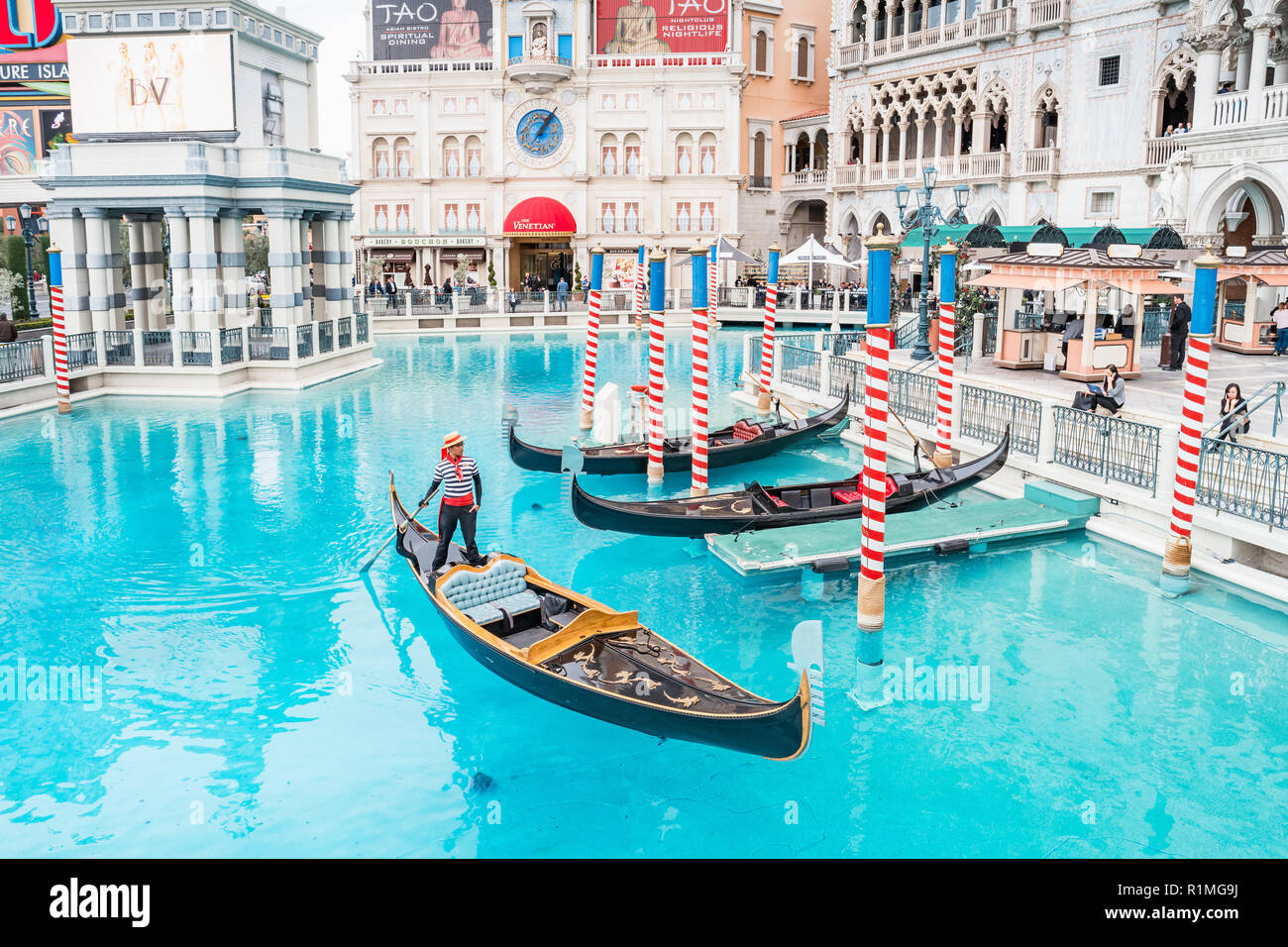 Gondoliere und Gondeln im Venetian Hotel Casino in Las Vegas Nevada USA Stockfoto