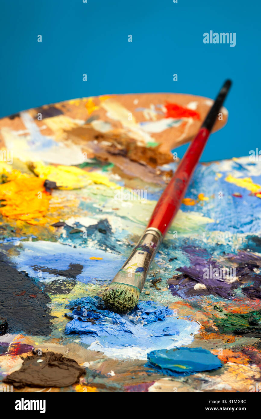 Flache Fokus Nahaufnahme eines colouful Künstler Ölfarbe Palette und Pinsel Stockfoto