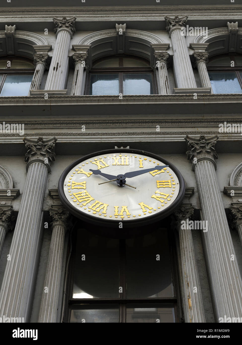 Low Angle View der Wanduhr bei E. V. Haughwout Building, Broadway, Manhattan, New York City, New York State, USA Stockfoto