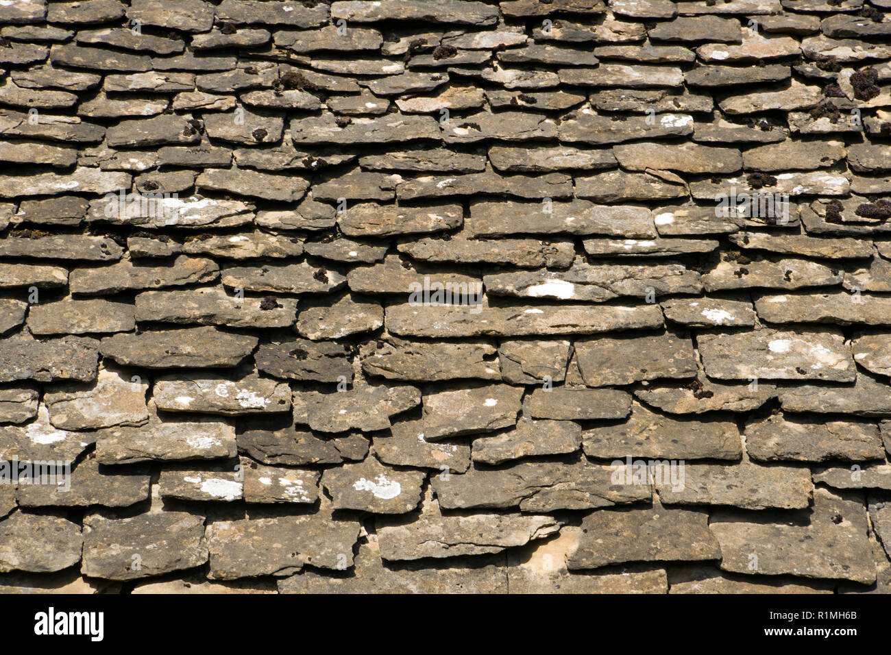 Alte Stein Dachziegel mit Flechten und Moose Hintergrund Textur abgedeckt Stockfoto