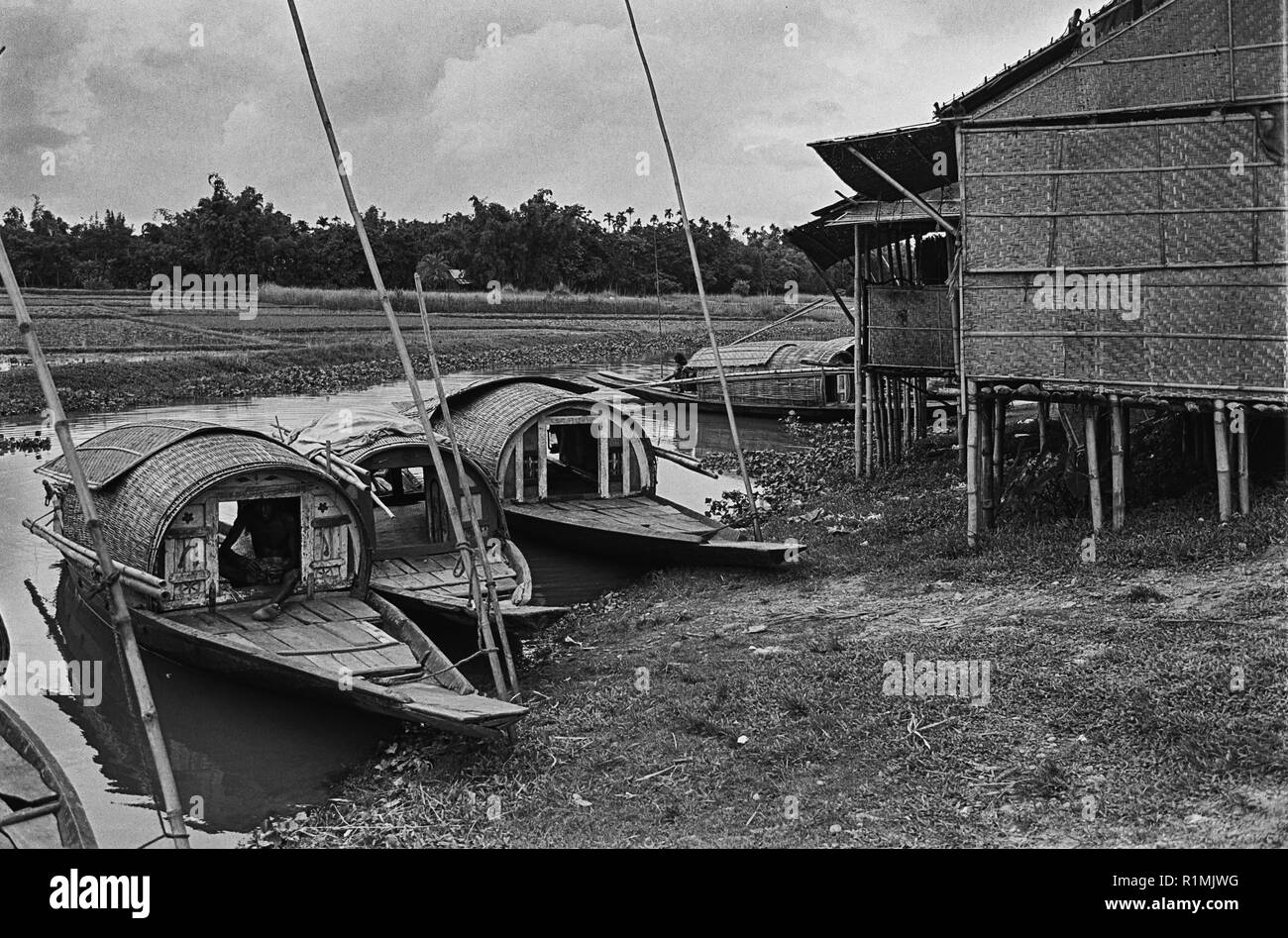 Boote an der Kante der ÜBERFLUTETEN land Sylhet Bezirk 1980 Stockfoto