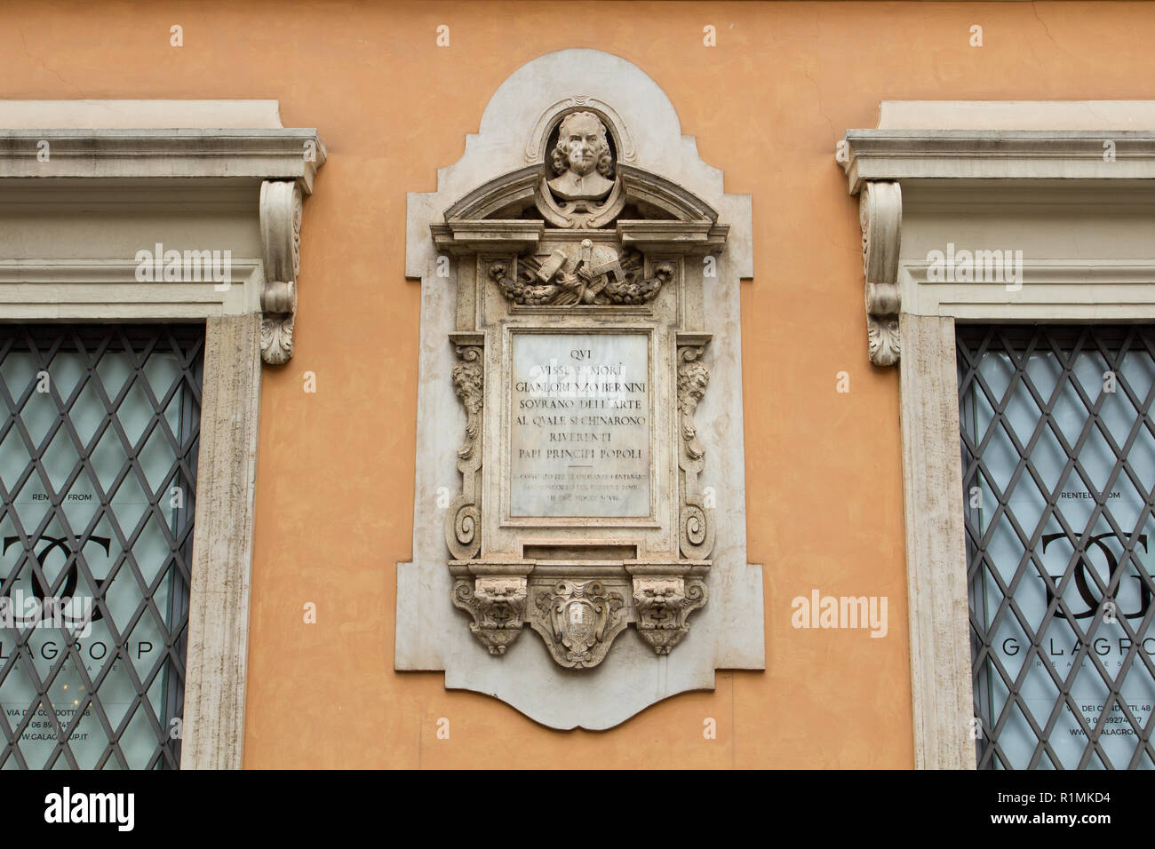 Die Gedenktafel zur Erinnerung an Bernini Haus in der Nähe der Kirche des Hl. Andreas delle Fratte - Rom Stockfoto