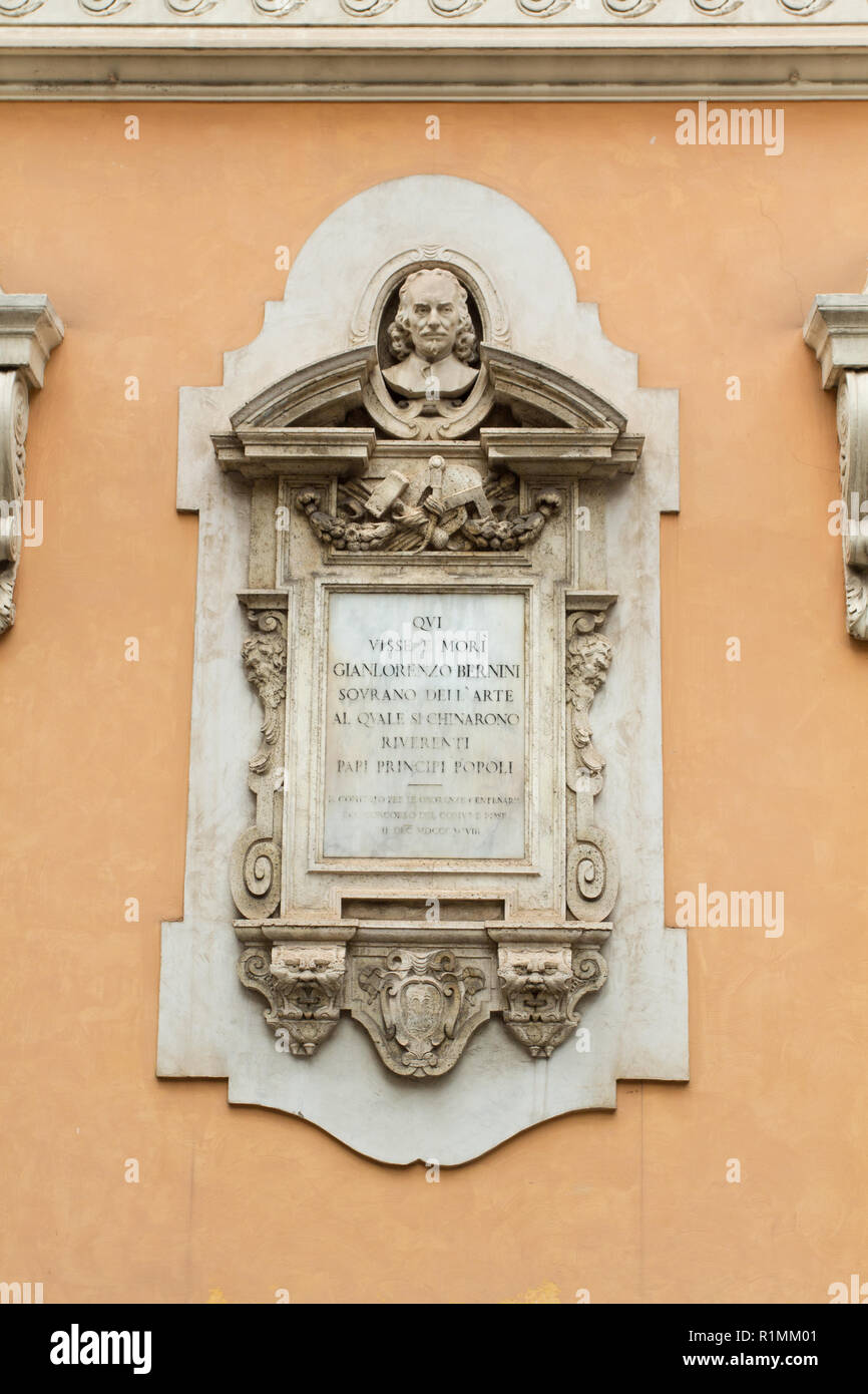 Die Gedenktafel zur Erinnerung an Bernini Haus in der Nähe der Kirche des Hl. Andreas delle Fratte - Rom Stockfoto