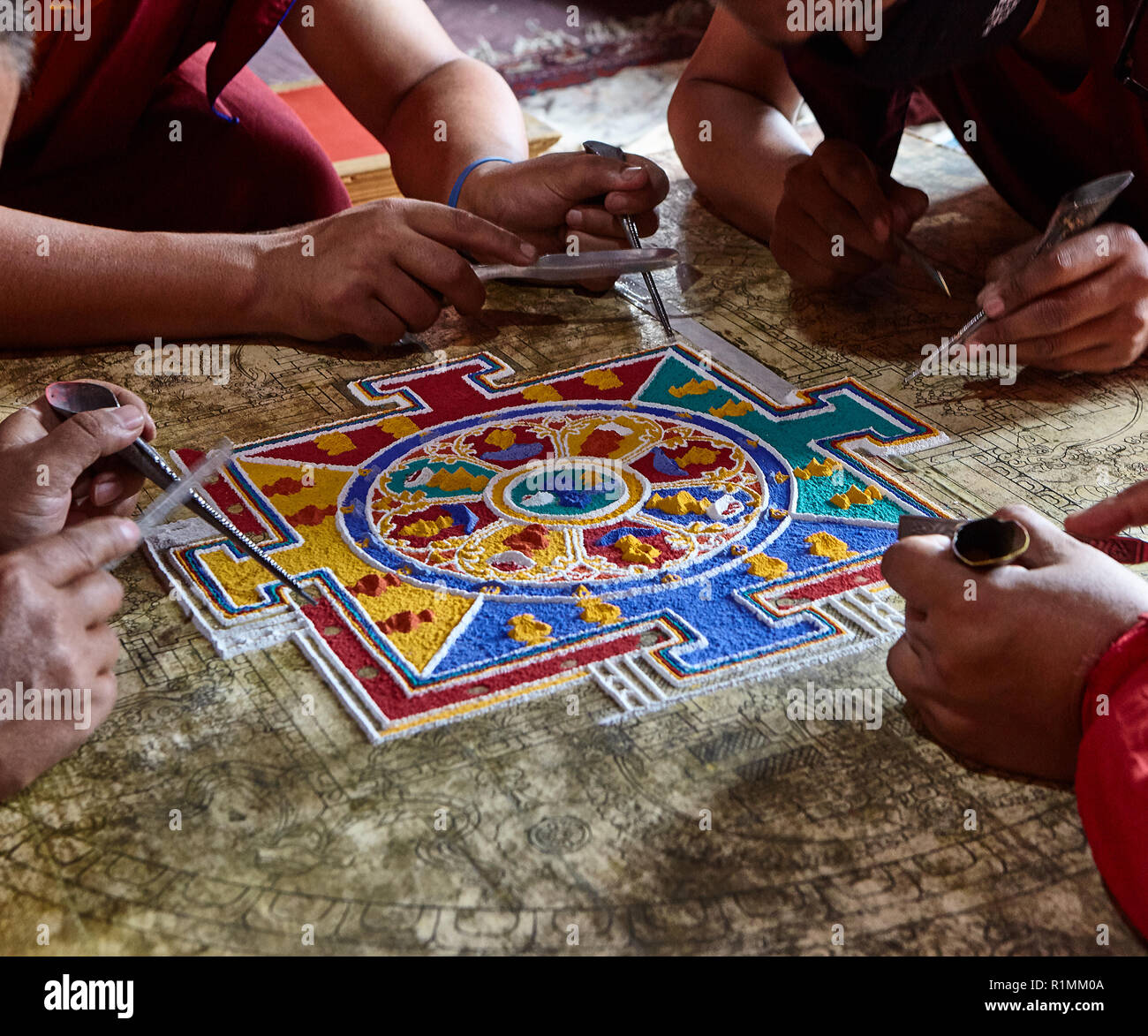 Buddhistische Mönche erschaffen im Kloster Lamayuru ein Mandala aus farbigem Sand. Ladakh, Jammu und Kaschmir, IndienLadakh, Jammu und Kaschmir, Indien Stockfoto