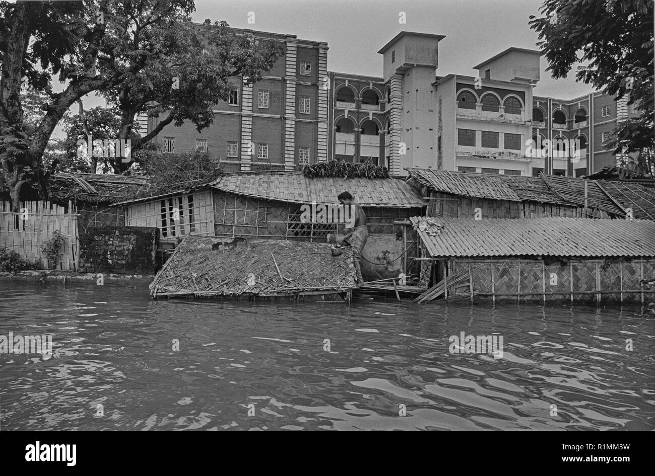 78/32 überflutet Hütten von buriganga River Old Dhaka 1980 Stockfoto