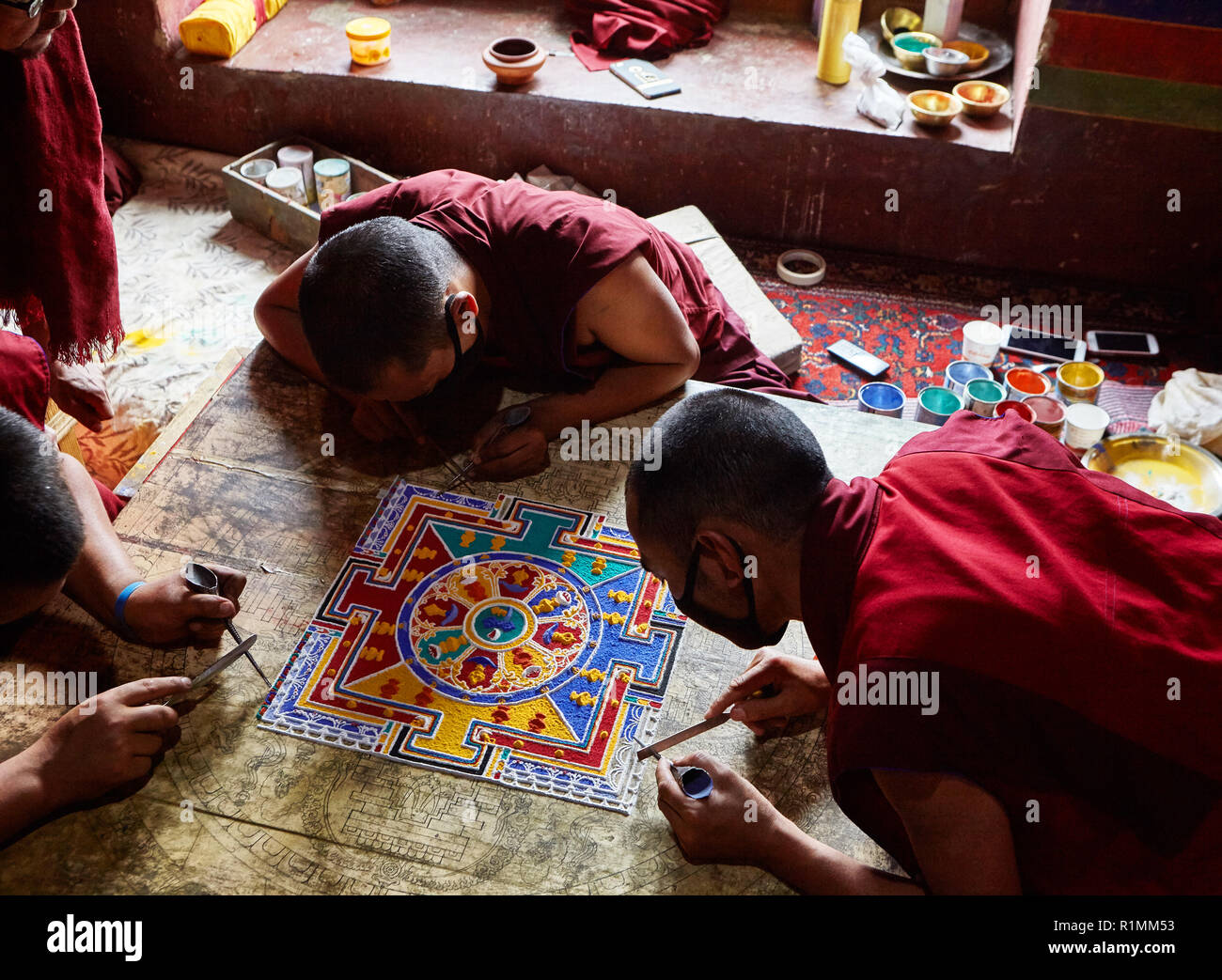 Buddhistische Mönche erschaffen im Kloster Lamayuru ein Mandala aus farbigem Sand. Ladakh, Jammu und Kaschmir, Indien Stockfoto