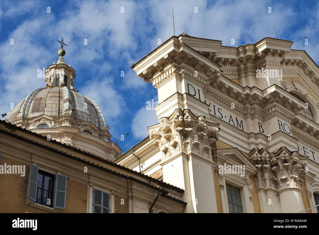 Santi Ambrogio e Carlo Al Corso (Sts Ambrosius und Karl Borromäus) - Detail der Fassade und der Kuppel - Rom Stockfoto