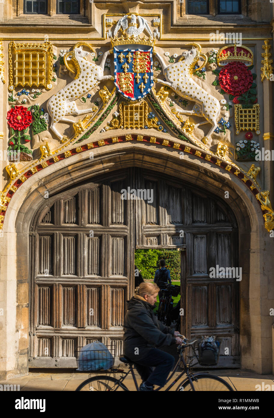 Christi's College 16. Jahrhundert große Tor mit lebhaften Farben restauriert. Cambridge University. Cambridge. Großbritannien Stockfoto