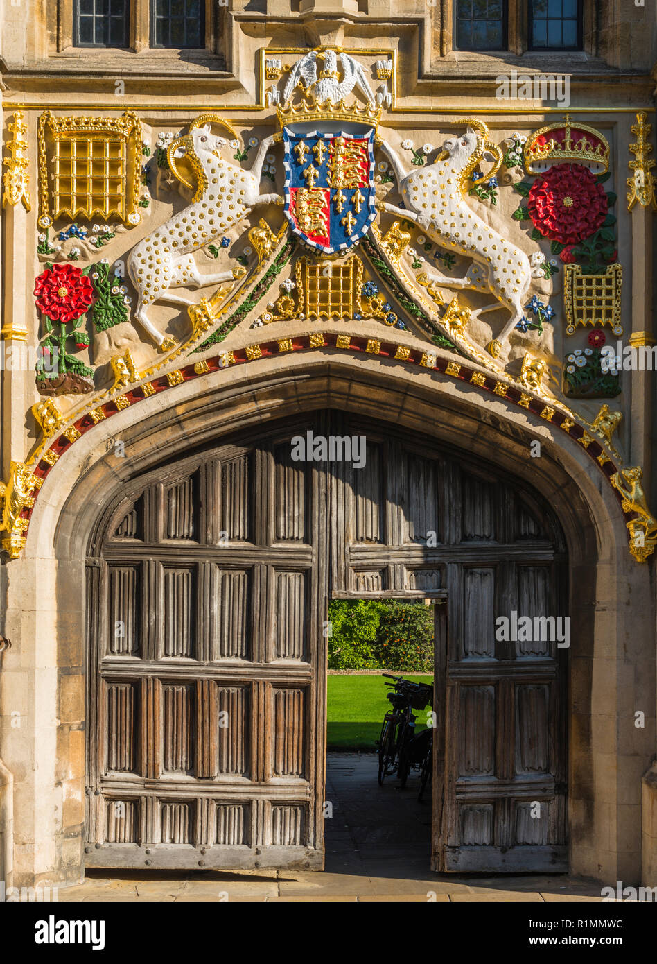 Christi's College 16. Jahrhundert große Tor mit lebhaften Farben restauriert. Cambridge University. Cambridge. Großbritannien Stockfoto