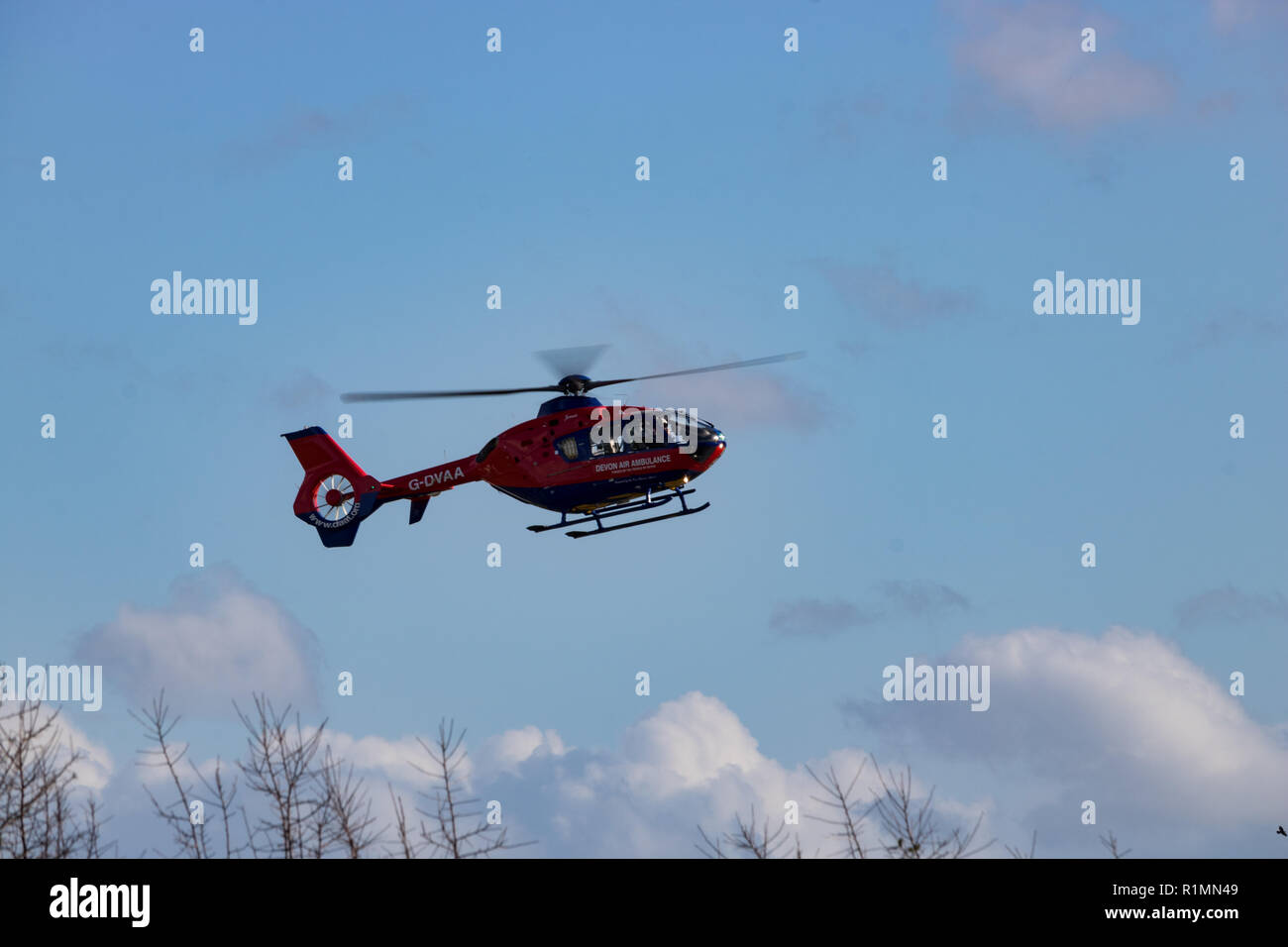 Devon Air Ambulance, die von einem Bauernhof in der Nähe von Barnstaple, Devon 11. Nov 2018. Stockfoto