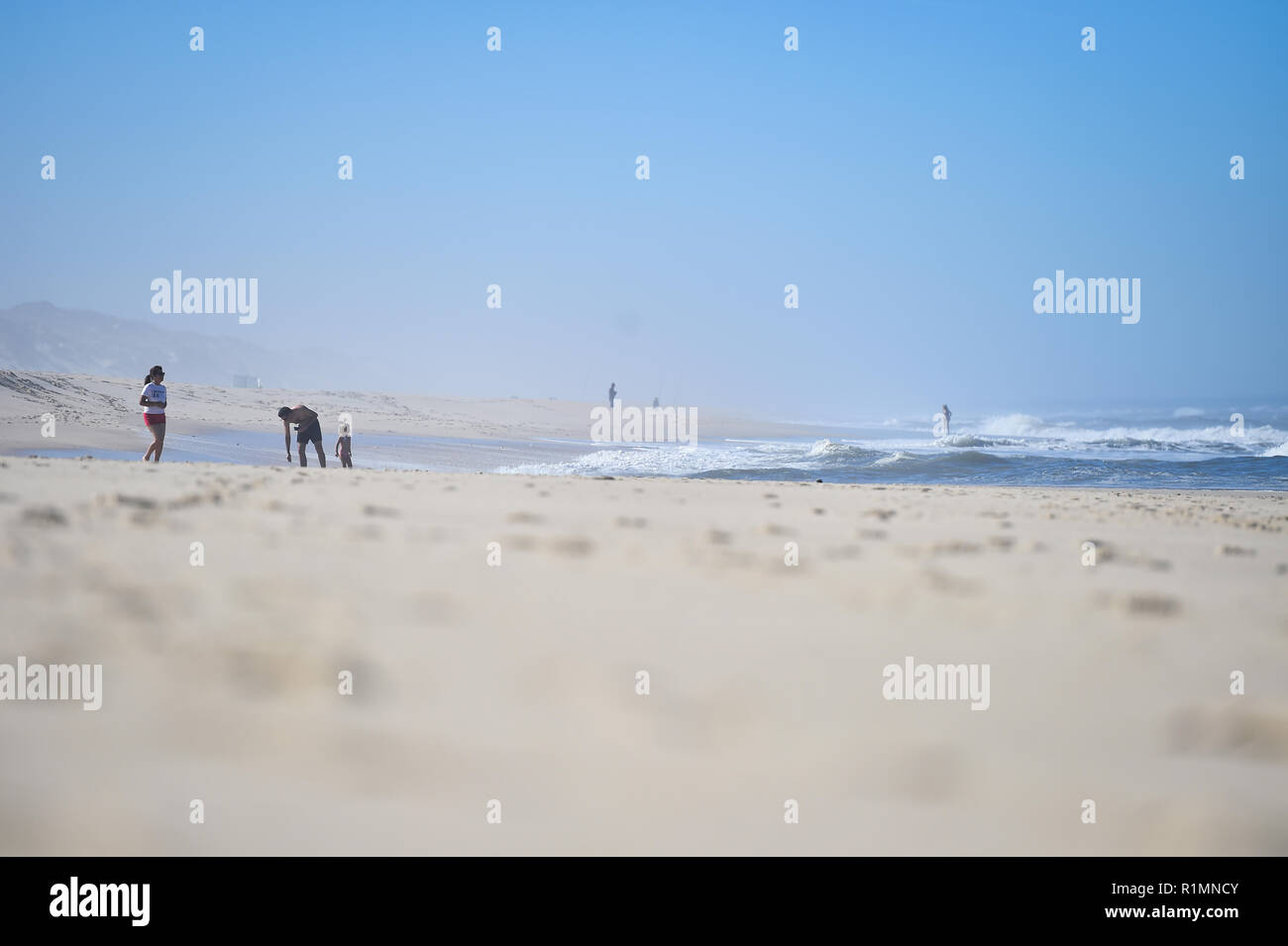 MONTE REAL, PORTUGAL - 28. SEPTEMBER 2016: Sonniger Tag Szene am Strand an der Küste des Atlantischen Ozean. Stockfoto
