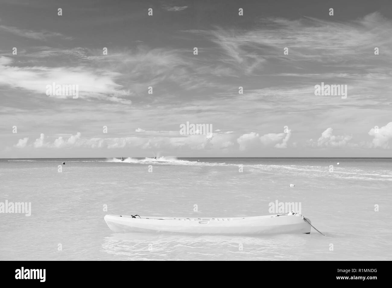 Genießen Sie den Sommer. Verbringen Urlaub spannenden Beruf St. Johns Antigua. Meer Wasser Türkis Gelb Kanu in der Nähe von Strand. Extreme Unterhaltung Urlaub in den Tropen. Besten ferien Punkte für extreme Sportarten im Sommer. Stockfoto
