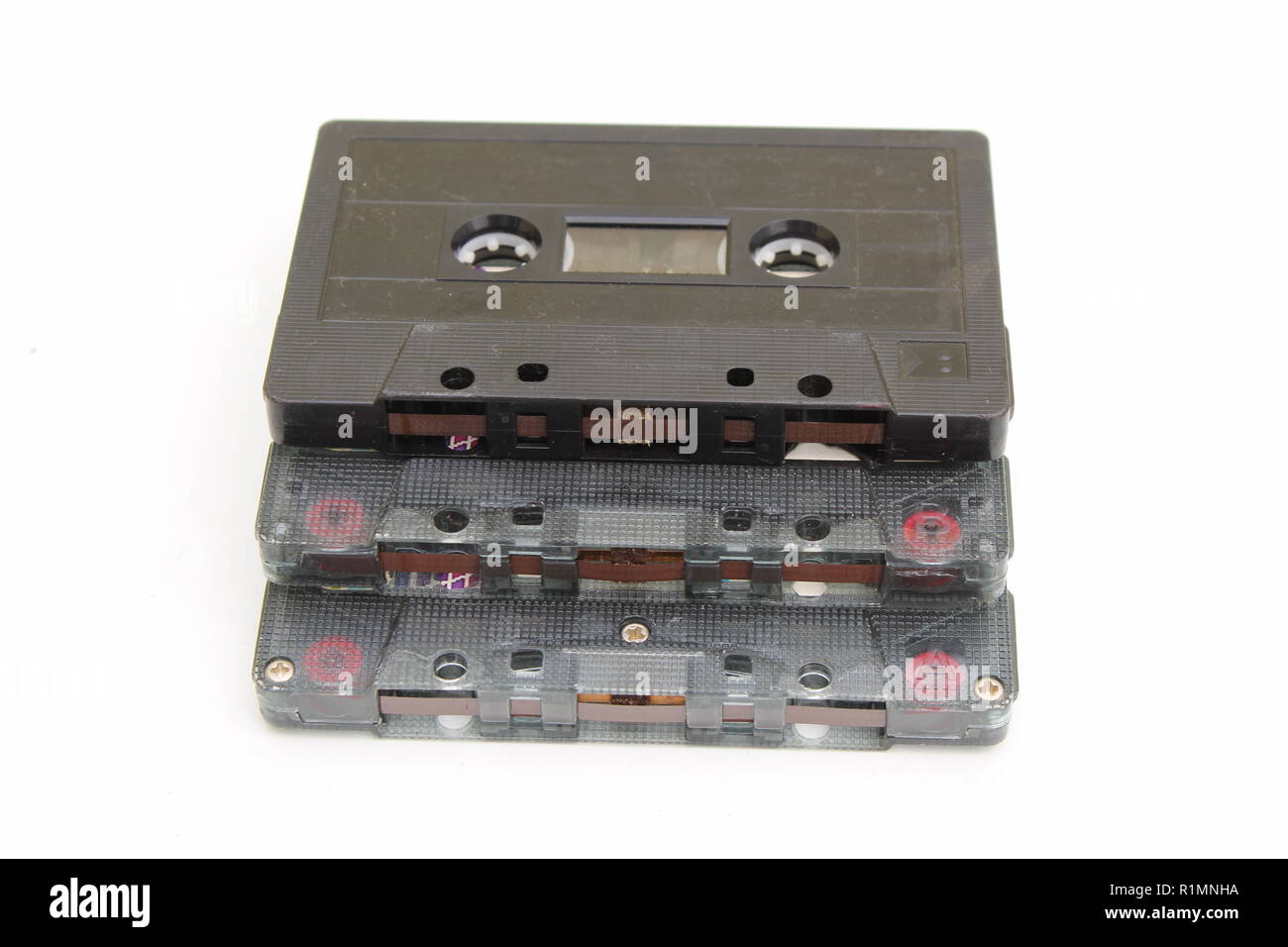 Drei Magnetband-kassetten auf weißem Hintergrund gestapelt Stockfoto