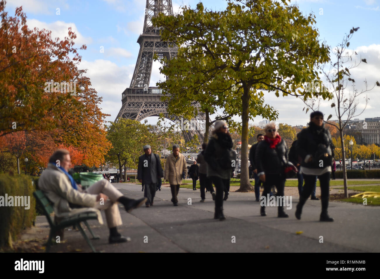 PARIS, FRANKREICH, November 9, 2018: Touristen, die Fotos in Trocadero Website mit Tour Eiffel im Hintergrund in einem Herbst Tag Stockfoto