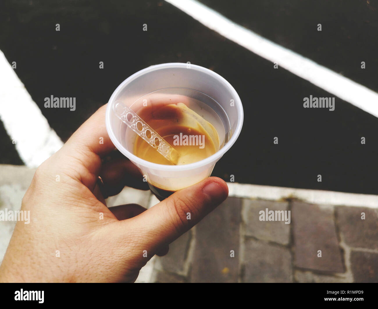Hand Kaffeepause am Arbeitsplatz - espresso Automat Schale aus Kunststoff Stockfoto
