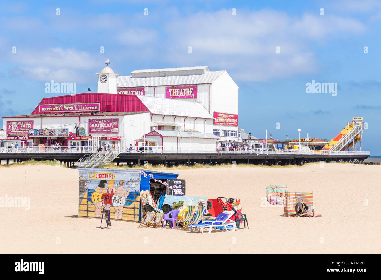 Great Yarmouth Strand und Britannia Pier Liegestühle amüsant Liegestühle zu mieten am Strand Great Yarmouth Great Yarmouth in Norfolk England UK Europa Stockfoto