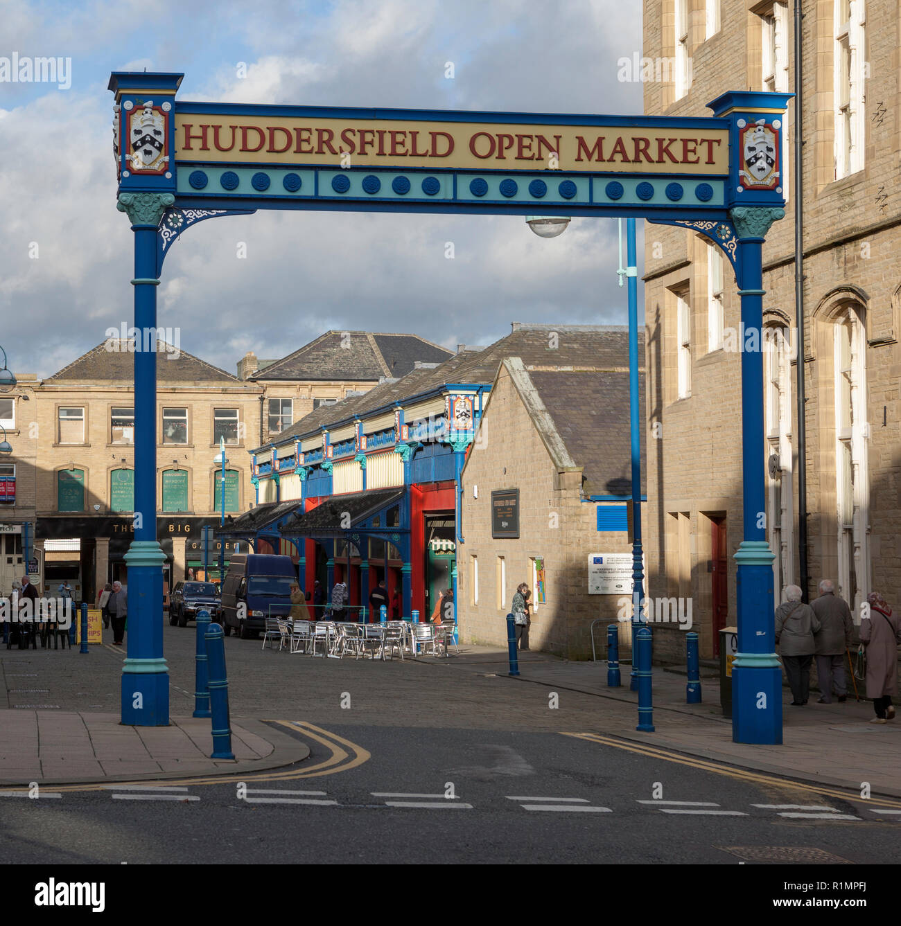 Der bemalte Torbogen am Eingang der Byram Street zum Huddersfield Open Market Stockfoto