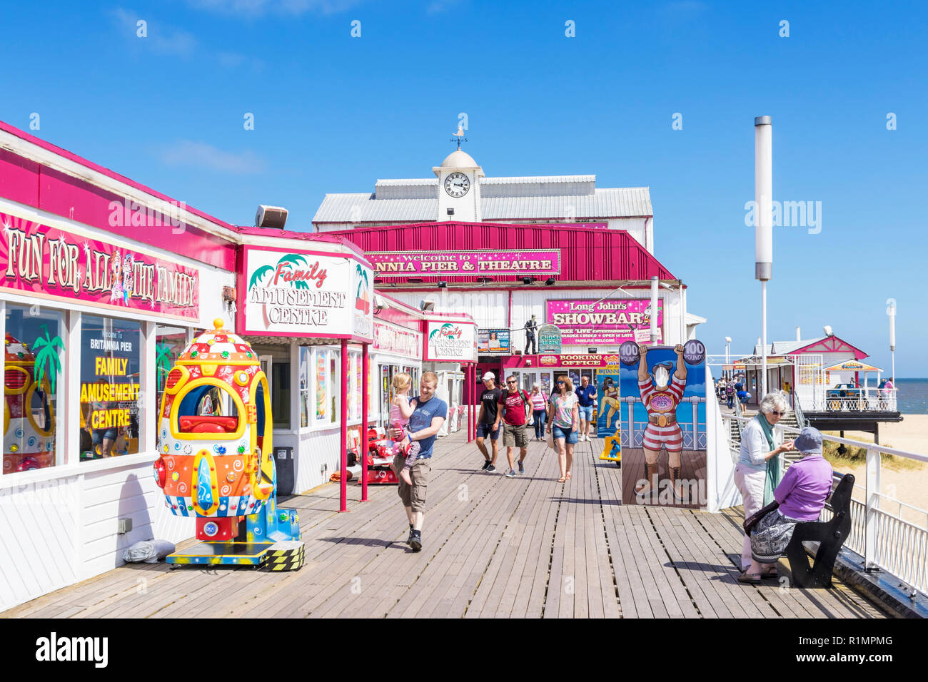 Great Yarmouth Britannia Pier und Meer Theater mit zeigt, Spielhallen und Fahrten Great Yarmouth in Norfolk England UK GB Europa Stockfoto