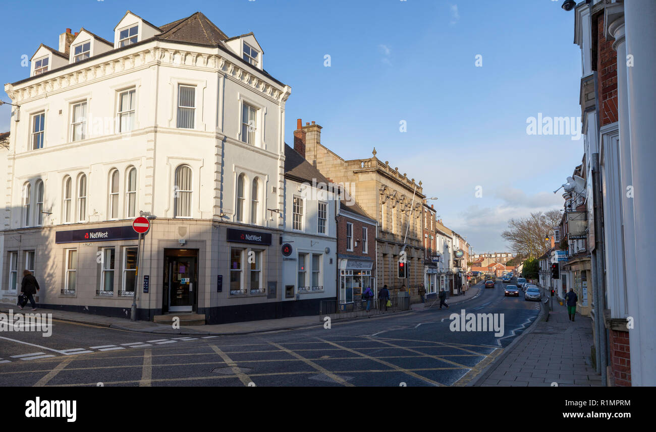 Blick auf die Bridge Street, die Haupthandelsstraße in Tadcaster, North Yorkshire Stockfoto