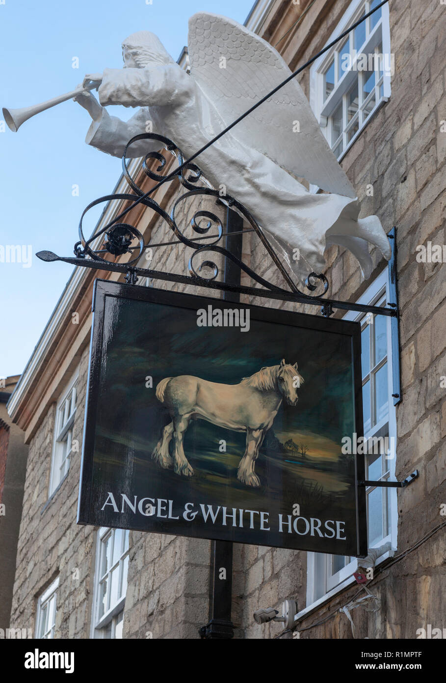 Pub-Schild für das Angel and White Horse Public House an der Bridge Street in Tadcaster, North Yorkshire Stockfoto