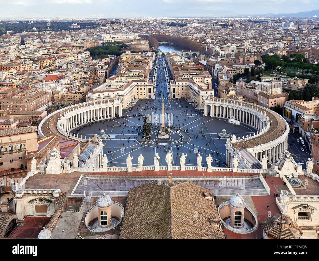 Vatikanstadt ITALIEN - Dezember 16, 2017, Auge des Vogels Blick auf Saint Peters Square und der Stadt Rom. Weihnachtsbaum stehen neben den OBELISC. Stockfoto