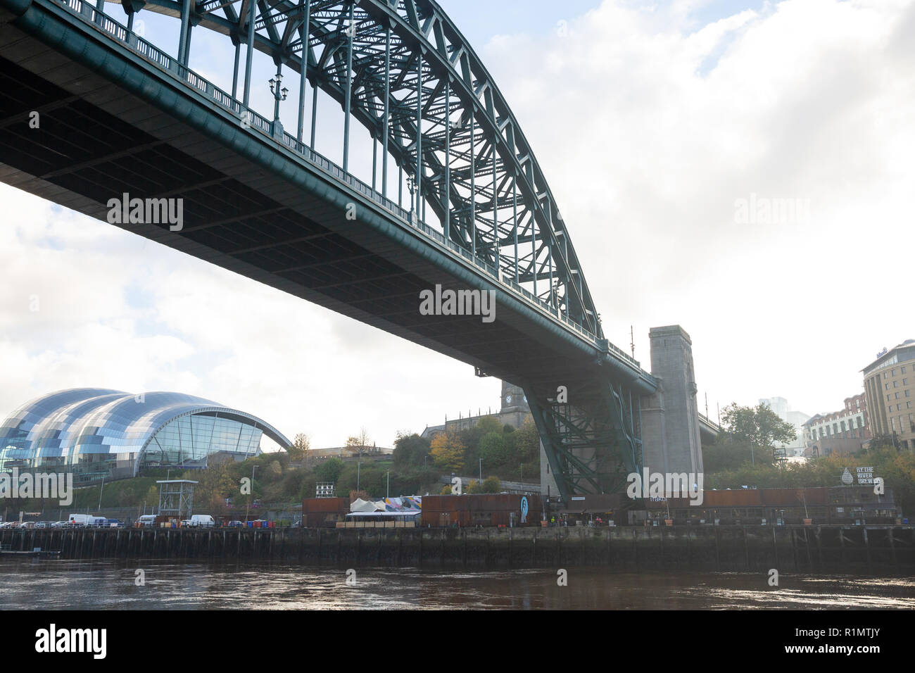 Newcastle upon Tyne/England - 10/10/2018: Tyne Bridge an einem nebligen Morgen im Winter Stockfoto