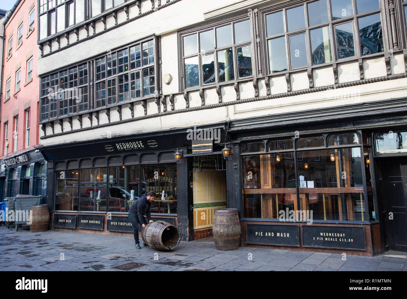 Newcastle/England - 10.29.2018: Newcastle pub Das Rote Haus altes Gebäude mit Barmen bewegen Barrel Bier Stockfoto
