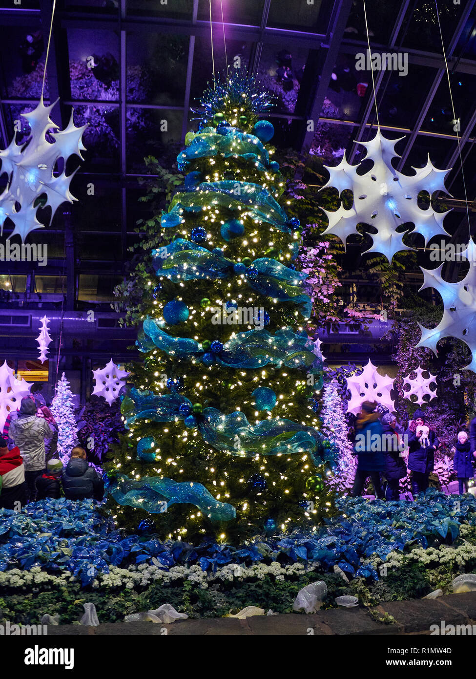 Weihnachtsbaum in Calgary Zoo Lichter in Calgary, Alberta, Kanada. Zoolights ist ein Ereignis, das jeden Dezember in Calgary Zoo betreibt. Stockfoto