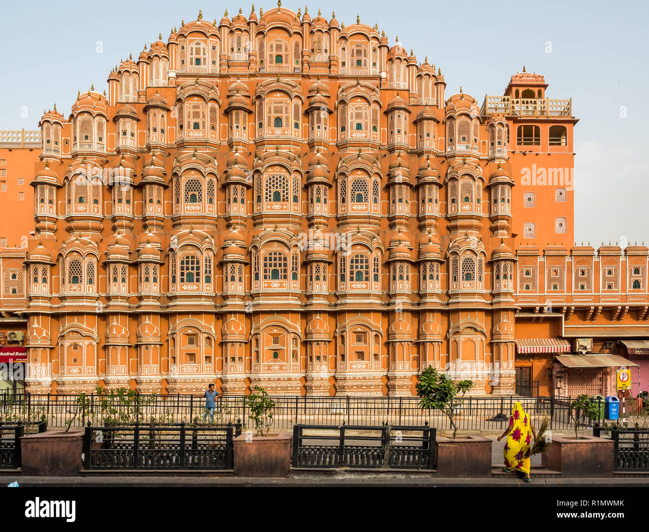 In den frühen Morgenstunden eine Frau mit einem Besen geht an den Palast der Winde in Jaipur. Indien 2018 Stockfoto