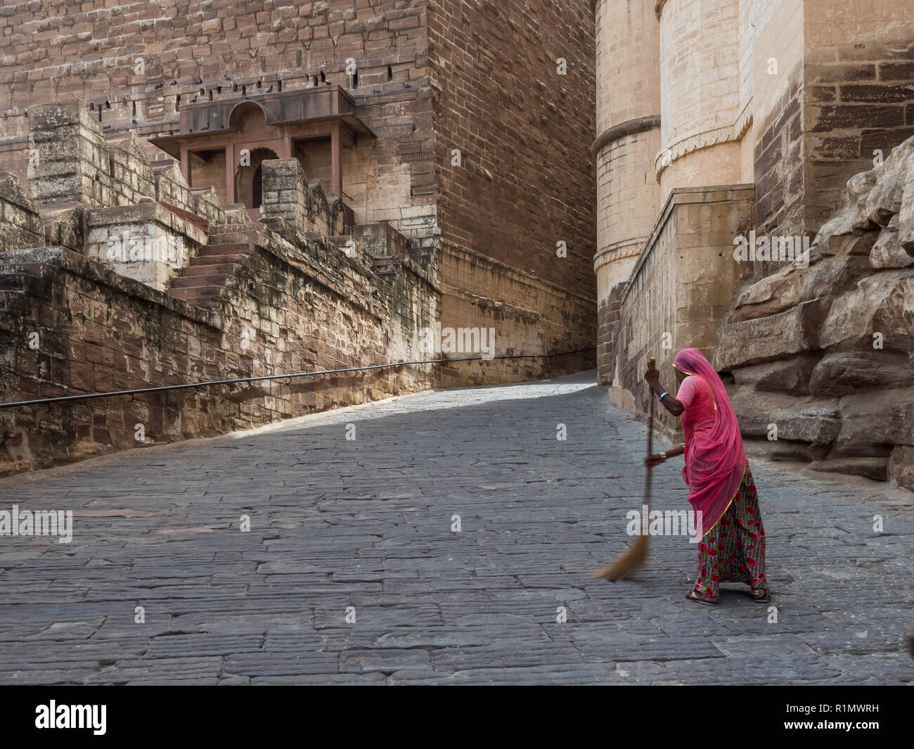 OLYA Frau fegte die Straßen in einem fort in Jodhpur, Rajasthan Indien Juni 2018 Stockfoto