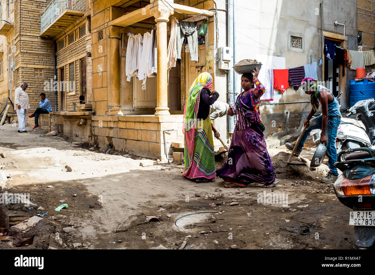 Frauen in der Bauarbeiten eingesetzt, schwere Ausführung Schalen von Schutt und Erde auf ihren Köpfen. Indien Jaisalmer Juni 2018 Stockfoto