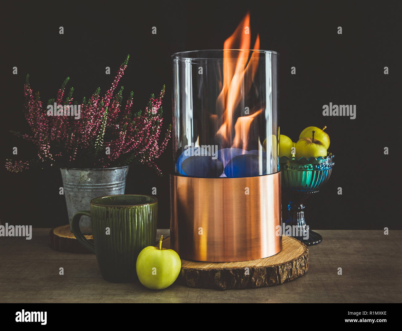 Bioethanol getankt Tragbarer Kamin brennen zu Hause, für Live Feuer zu Hause, kein Schornstein und Kamin erforderlich ist. Flüssiger bio-ethanol verbrennt in Schale. B Stockfoto