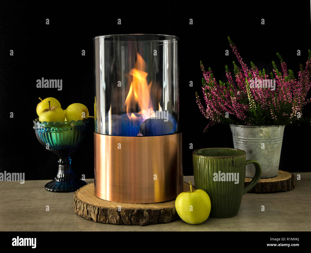 Bioethanol getankt Tragbarer Kamin brennen zu Hause, für Live Feuer zu Hause, kein Schornstein und Kamin erforderlich ist. Flüssiger bio-ethanol verbrennt in Schale. B Stockfoto