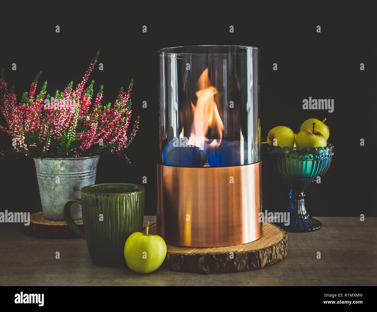 Bioethanol getankt Tragbarer Kamin brennen zu Hause, für Live Feuer zu Hause, kein Schornstein und Kamin erforderlich ist. Flüssiger bio-ethanol verbrennt in Schale. B Stockfoto